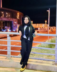 Sania Salari Instagram - پرده ی شک را برانداز از میان تا ببینی سود کردی یا زیان پروین اعتصامی (عسل دوباره عکاسی کرد) @asalmoj73