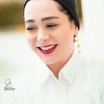 Sania Salari Instagram – گفتگوی میان راه بهتر از تماشای باران است
توی راه از پوزش پروانه سخن می‌گوئیم
توی راه خواب‌هامان را برای بابونه‌های درّه‌ای دور تعریف می‌کنیم
باران هم که بیاید
هی خیس از خنده‌های دور از آدمی، می‌خندیم،
بعد هم به راهی می‌رویم
که سهم ترانه و تبسم است
مشکلی پیش نمی‌آید
کاری به کار ما ندارند ری‌را،
نه کِرمِ شبتاب و نه کژدمِ زرد.
#سید_علی_صالحی
عکس
@asalmoj73