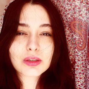 Sania Salari Instagram - آفتاب و بادها دوستانش بودند
کولی جان با ایشان گفتگو ها داشت 
صدایشان میزد 
و پاسخ هایی در خور می شنید...
#سانیا_سالاری