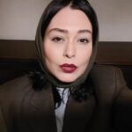 Sania Salari Instagram – حکایتِ زمان و حکایتِ عمر آدمی، داستانی ست که از ازل بر نیاکان ما، ما و فرزندان ما ،به
یکسان روایت شده و زین پس نیز خواهد شُد ….
اما در شگفتم از آدمی که شاهد این آمد و شُدِ بی وقفه بوده و باز اینگونه می تواند گاه غرّه، نامهربان و ظالم بر زمین گام بردارد .زمینی که خاطره ی گامهای بسیاری را در دل خویش تا به ابد جاودانه کرده است ……
آدمیزادی که حتی  عمر لباس تنش گاه طولانی تر از حضورش
 می باشد،چگونه می تواند تا این اندازه به دور از آدمیت  زیست کند؟؟؟؟
بعد از ۱۴ سال کُت پدر بر تن دختر
#سانیا_سالاری
#سلفی