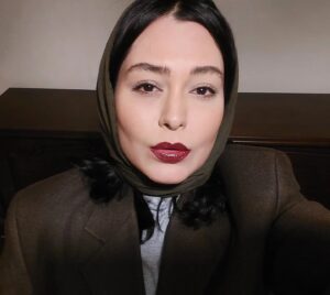 Sania Salari Instagram - حکایتِ زمان و حکایتِ عمر آدمی، داستانی ست که از ازل بر نیاکان ما، ما و فرزندان ما ،به
یکسان روایت شده و زین پس نیز خواهد شُد ....
اما در شگفتم از آدمی که شاهد این آمد و شُدِ بی وقفه بوده و باز اینگونه می تواند گاه غرّه، نامهربان و ظالم بر زمین گام بردارد .زمینی که خاطره ی گامهای بسیاری را در دل خویش تا به ابد جاودانه کرده است ......
آدمیزادی که حتی  عمر لباس تنش گاه طولانی تر از حضورش
 می باشد،چگونه می تواند تا این اندازه به دور از آدمیت  زیست کند؟؟؟؟
بعد از ۱۴ سال کُت پدر بر تن دختر
#سانیا_سالاری
#سلفی