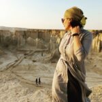 Sania Salari Instagram - از او پرسیدم :بگو بدانم چه چیز آموختی از گذر سالیان کولی جانم؟ مرا پاسخ داد صبر را ،رهایی را،بی چشم و گوشی را آموختم... #سانیا_سالاری عکس @elaheasghari_