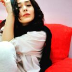 Sania Salari Instagram - امروز به وقت تابستان تو را دیدم، تو را شنیدم ... جالب است جانم تابستانهایمان زنده شد برایم ، خیابان انقلابمان وکوچه هایش ،کافه نشینیهایمان غروب هایش بولوار کشاورزمان، قدم زدنهایمان ،ظهر تابستانمان با کولر آبی در اتاق آبی ... شکلاتهایمان که همیشه خوشمزه ترین بود و دستهای تو همیشه برای من پر بود... سالادی که تو برایم درست میکردی و فقط تو می توانستی آن را با آن طعم درست کنی.. تمام سادگیهایمان ....و لذتهای بکر و تجربه های نخستین‌ مان،بی پرواییهایمان در کمال سادگی ... تابستان فصل من است... و نشانه های تو که از گذشته ی دورِ دور در تابستان برایم زنده شد.... زنده است پاییزِ من.... #سانیا_سالاری
