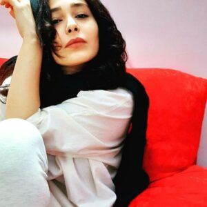 Sania Salari Instagram - امروز به وقت تابستان تو را دیدم، تو را شنیدم ...
جالب است جانم 
تابستانهایمان زنده شد برایم ، خیابان انقلابمان وکوچه هایش ،کافه نشینیهایمان غروب هایش 
بولوار کشاورزمان، قدم زدنهایمان ،ظهر تابستانمان با کولر آبی در اتاق آبی ...
شکلاتهایمان که همیشه خوشمزه ترین بود و دستهای تو همیشه برای من پر بود...
سالادی که تو برایم درست میکردی و فقط تو می توانستی آن را با آن طعم درست کنی..
تمام سادگیهایمان ....و لذتهای بکر و تجربه های نخستین‌ مان،بی پرواییهایمان  در کمال سادگی ...
تابستان فصل من است... و نشانه های تو که از گذشته ی دورِ دور در تابستان برایم زنده شد....
زنده است پاییزِ من....
#سانیا_سالاری