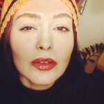 Sania Salari Instagram - پاشاندنِ بذر،ماله کشیدن،سپس خاک را به امید رها کردن و به جنبش کند و مداوم دانه های دل خاک اندیشیدن ،با دل خاک و دانه تپیدن،دل مشغول داشتن،با هر دانه از خاک روییدن،جوانه زدن،بالا آمدن،ساقه کشیدن،چشم به آفتاب وا کردن،شاخ و بر برآوردن، نم از خاک به خود کشیدن،نور نوشیدن،بار آوردن،بار رساندن،بار بخشیدن،آماده؛ گو داس از پناه کندوها بدر کشند.من دستانی فراخ دارم! #کلیدر #محمود_دولت_آبادی