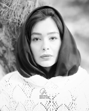 Sania Salari Instagram - در آستانه ی فصلی سرد
در محفل عزای آینه‌ها
و اجتماع سوگوار تجربه‌های پریده رنگ
و این غروب بارور شده از دانش سکوت
چگونه می‌شود به آن کسی که می‌رود اینسان
صبور
سنگین
سرگردان
فرمان ایست داد
#فروغ_فرخزاد 
عکس
@asalmoj73