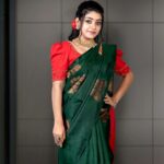Saniya Babu Instagram - Bottle green kancheepuram silk saree highlighted with peacock copper zari motifs. . For more product related enquiries and details Phone: 91 9072300004 WhatsApp: 91 8943344181 . . . #mahalekshmisilks #thiruvallashopping #thegenuinesilkpeople #sareereels #sareedraping #saree #reelsinstagram #reelsoftheday