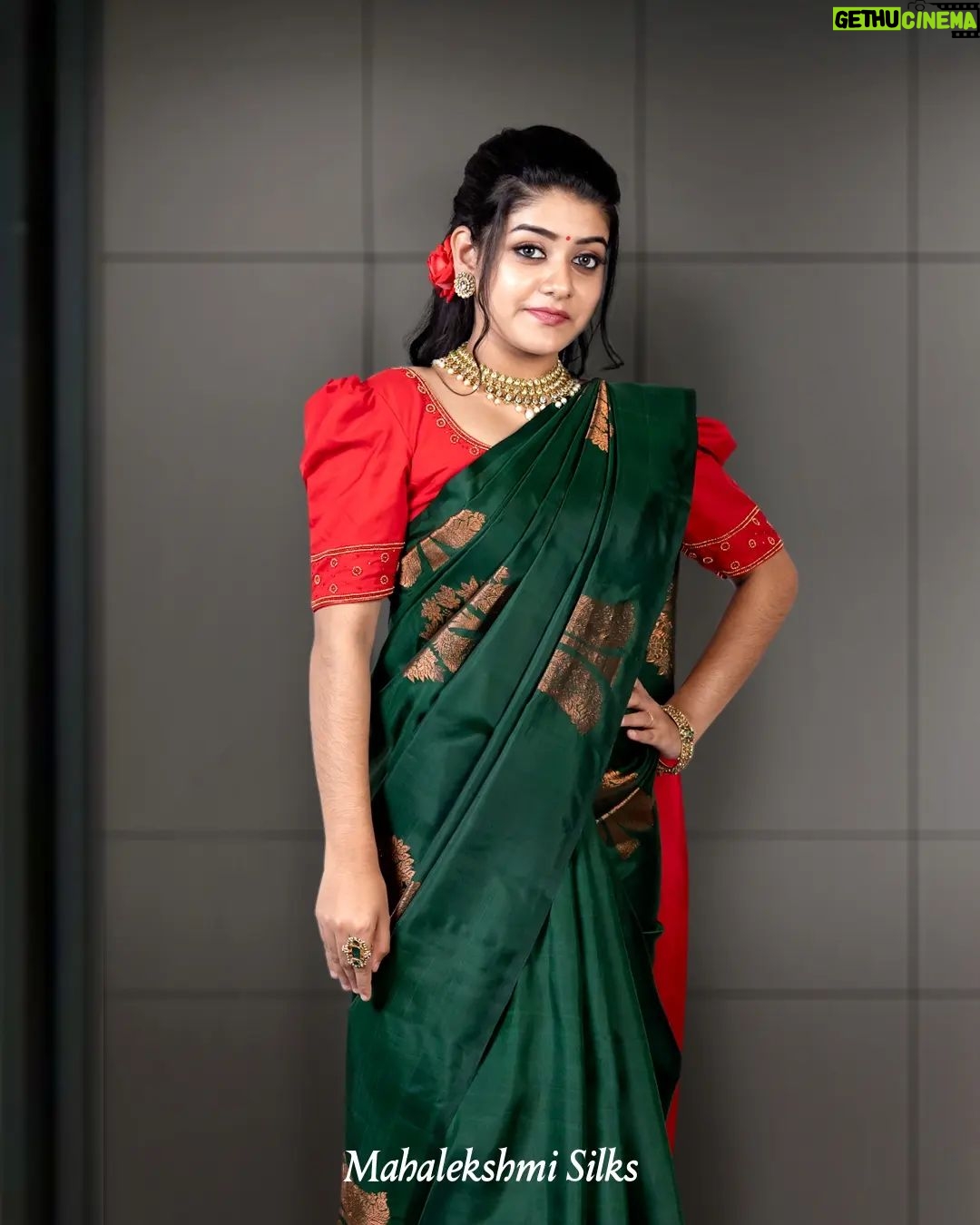 Saniya Babu Instagram - Bottle green kancheepuram silk saree highlighted with peacock copper zari motifs. . For more product related enquiries and details Phone: 91 9072300004 WhatsApp: 91 8943344181 . . . #mahalekshmisilks #thiruvallashopping #thegenuinesilkpeople #sareereels #sareedraping #saree #reelsinstagram #reelsoftheday