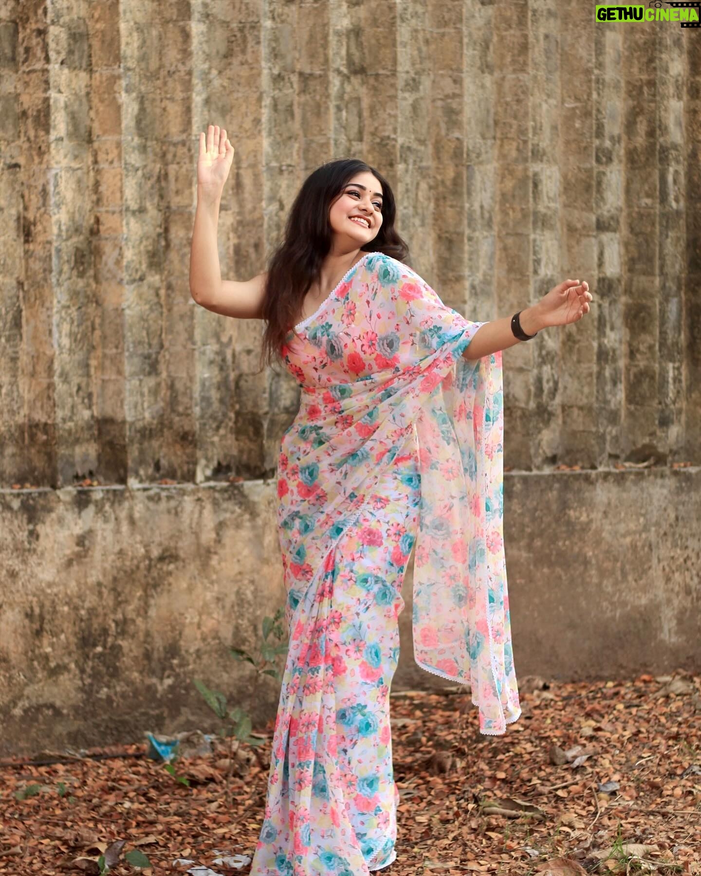 Saniya Babu Instagram - Enjoy the little things, for one day you will look back and realize they were the big things❤️ Beautiful saree from❤️ : @zaista_designer_studio Photo : @nandu______rajeev. Saree draping : @sudhy994 ❤️ #saree #romaticsong @zaista_designer_studio #kochigram.