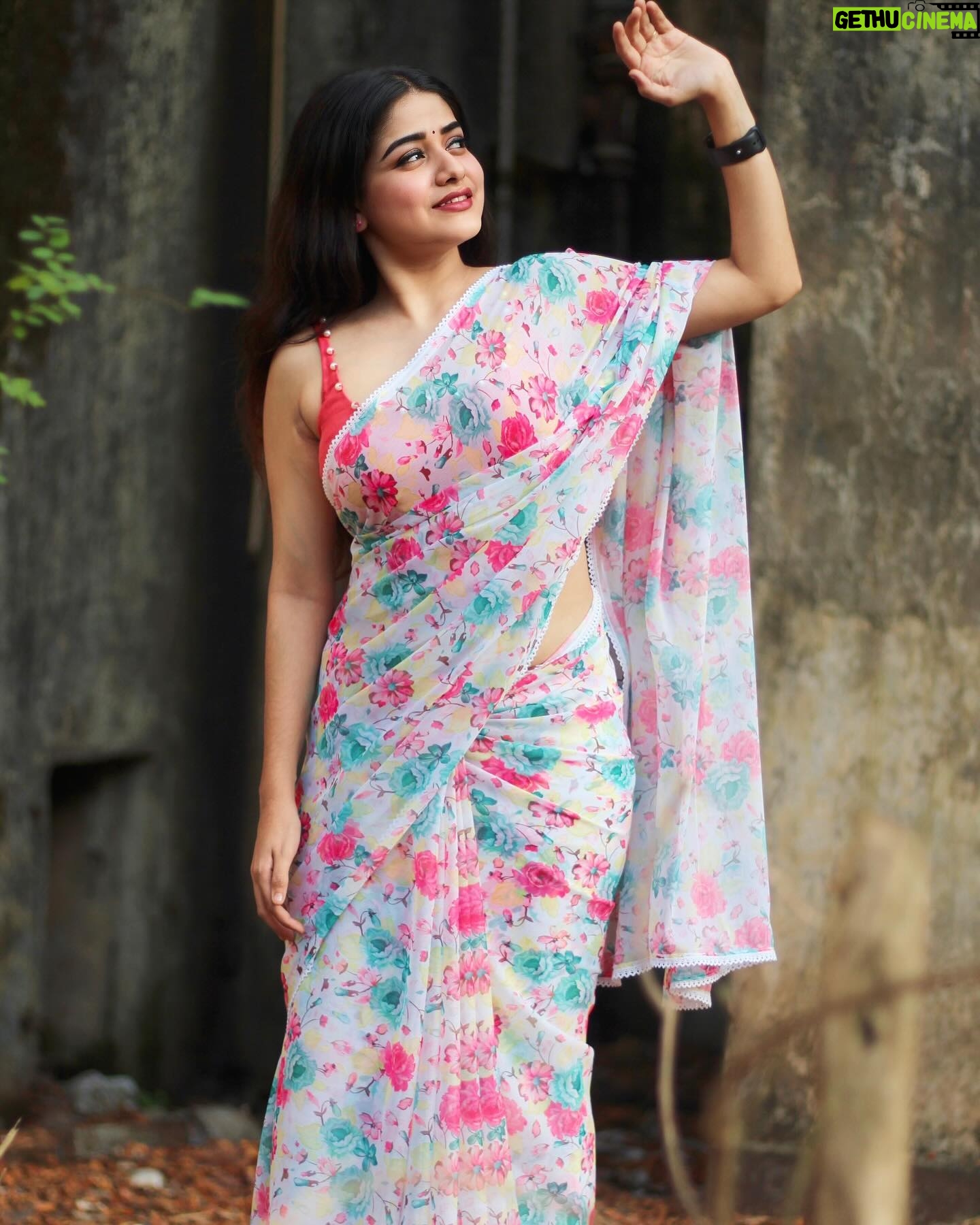 Saniya Babu Instagram - Enjoy the little things, for one day you will look back and realize they were the big things❤️ Beautiful saree from❤️ : @zaista_designer_studio Photo : @nandu______rajeev. Saree draping : @sudhy994 ❤️ #saree #romaticsong @zaista_designer_studio #kochigram.