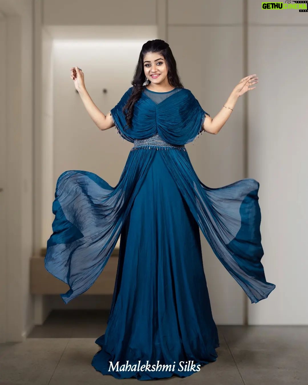 Saniya Babu Instagram - Elegant designer gown in midnight blue shade. . For more product related enquiries and details Phone: 91 9072300004 WhatsApp: 91 8943344181 . . . #mahalekshmisilks #thegenuinesilkpeople #fashionphotography #design #gown #gowndress #gownstyle #gownfashion #trendingfashion #instafahion #reelsinstagram #instagood