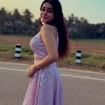 Saniya Babu Instagram - Be the light of your shadow🤭🌞.... costume from : @_cameo_designs_ #trendingreels #trending #sunset