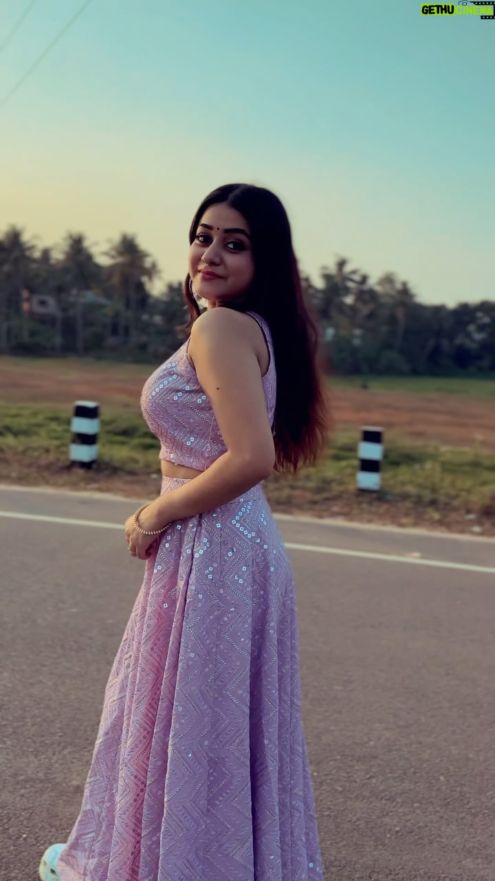 Saniya Babu Instagram - Be the light of your shadow🤭🌞.... costume from : @_cameo_designs_ #trendingreels #trending #sunset