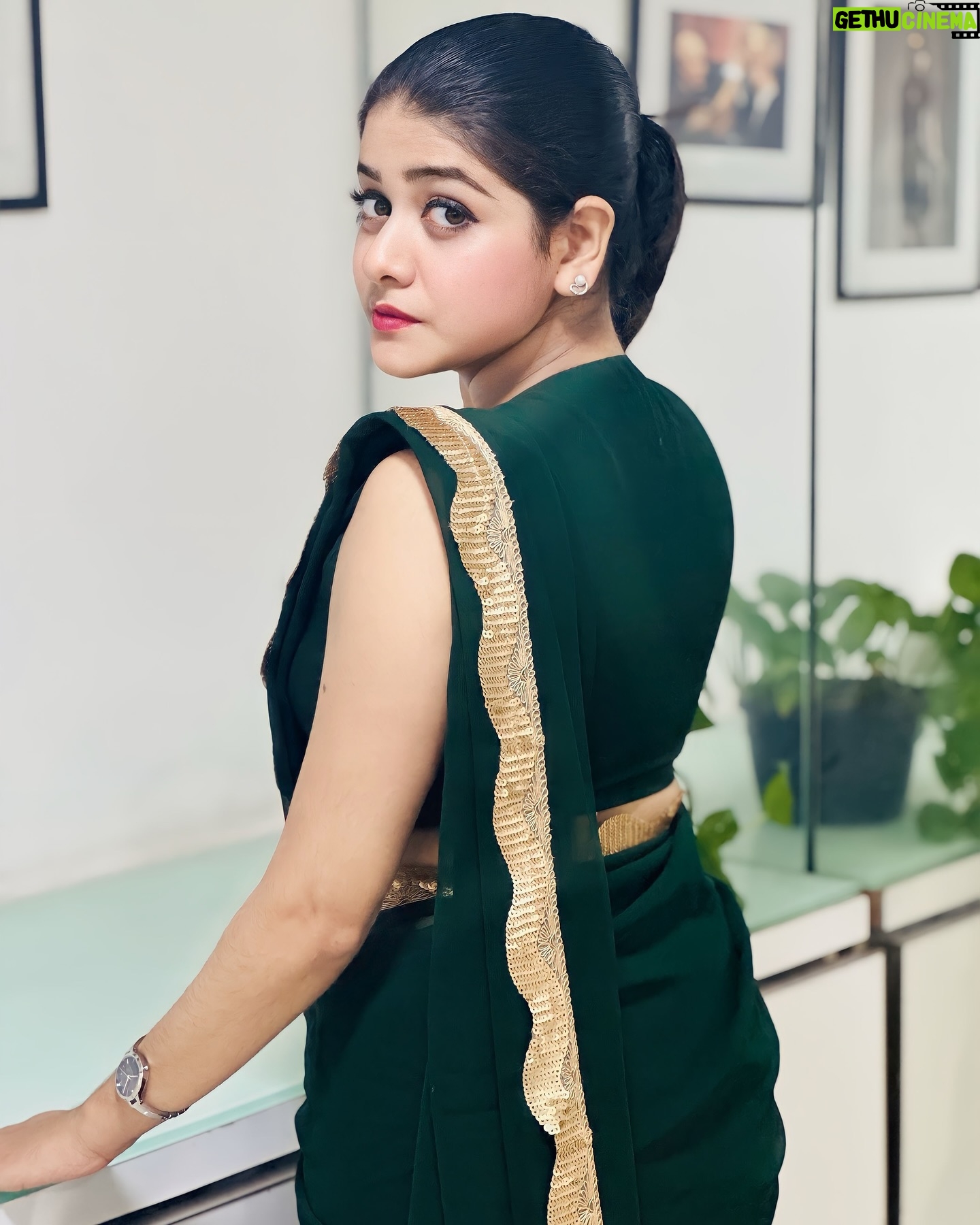 Saniya Babu Instagram - Wrapped in Green💚 Photo : @nandu______rajeev Saree drapping : @sudhy994 ❤️ Saree: @kukunthadesignerboutique #saree #instatrend #sareeposes
