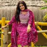Saniya Babu Instagram - Peace begins with a smile So pretty,stylish wearing florals @florals_womens_hub