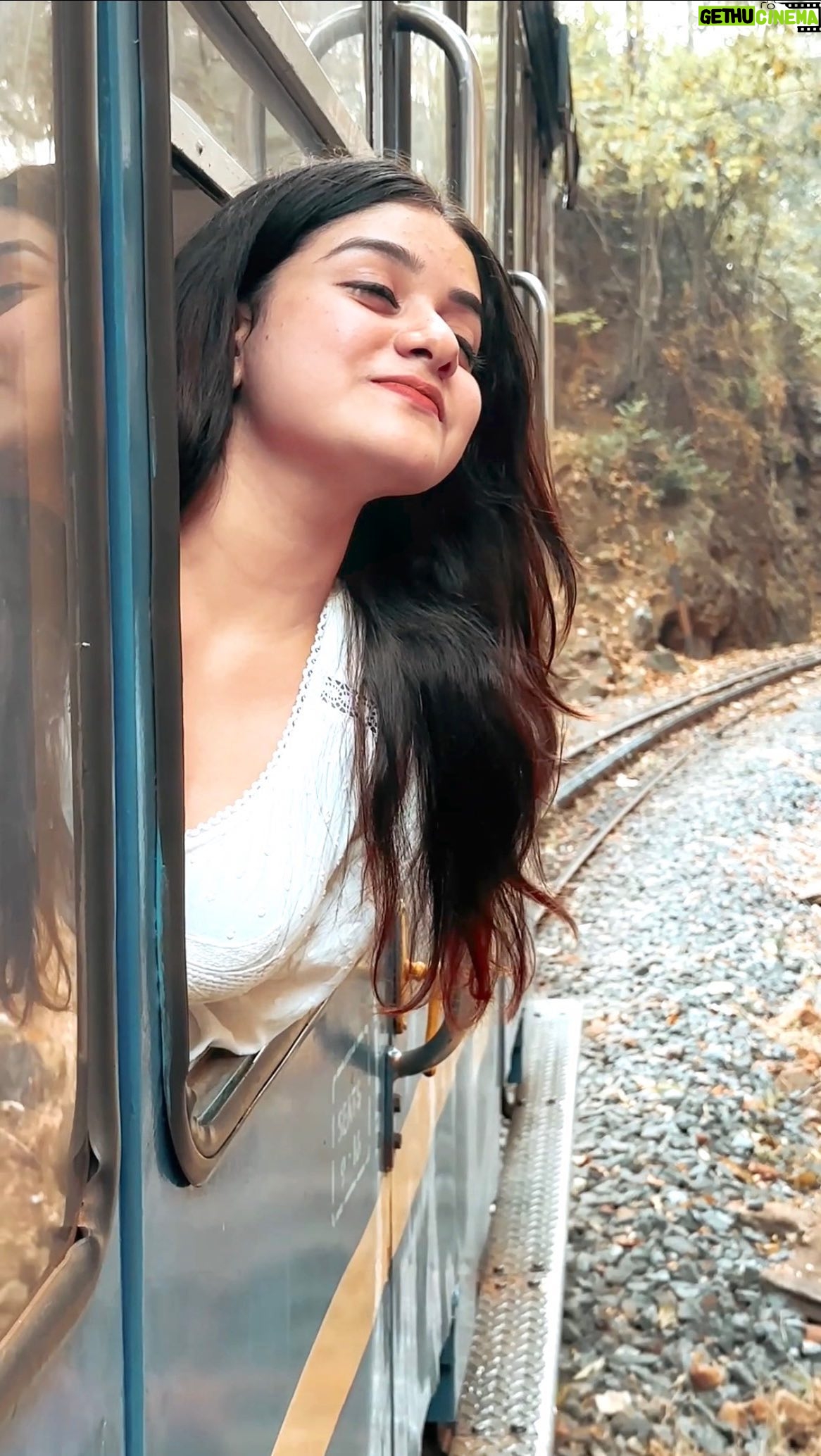 Saniya Babu Instagram - In the embrace of nature’s beauty, romance blossoms like wildflowers..Video : @nandu______rajeev Video edit : @athulraj_photoplay ❤️