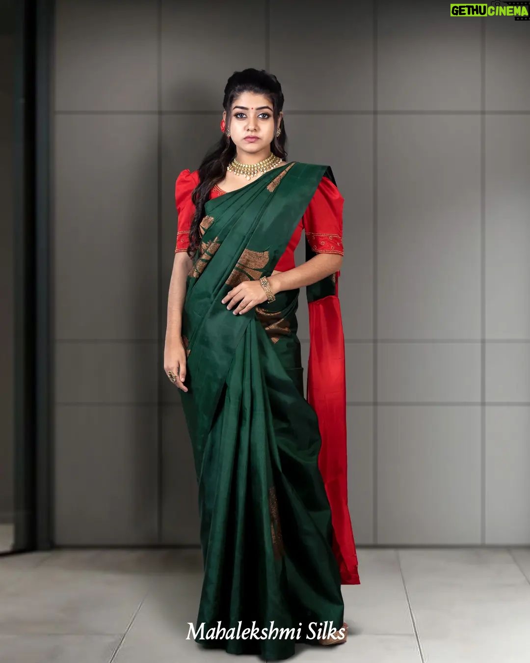 Saniya Babu Instagram - Bottle green kancheepuram silk saree highlighted with peacock copper zari motifs. . For more product related enquiries and details Phone: 91 9072300004 WhatsApp: 91 8943344181 . . . #mahalekshmisilks #thiruvallashopping #thegenuinesilkpeople #sareereels #sareedraping #saree #reelsinstagram #reelsoftheday