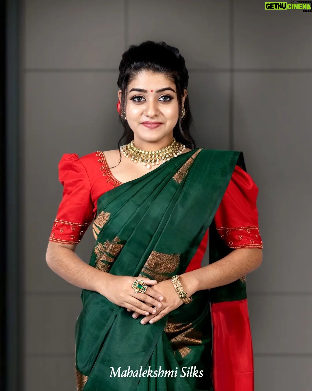 Saniya Babu Instagram - Bottle green kancheepuram silk saree highlighted with peacock copper zari motifs. . For more product related enquiries and details Phone: 91 9072300004 WhatsApp: 91 8943344181 . . . #mahalekshmisilks #thiruvallashopping #thegenuinesilkpeople #sareereels #sareedraping #saree #reelsinstagram #reelsoftheday