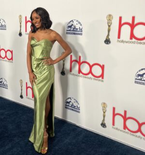 Saniyya Sidney Instagram - Incredible night presenting to the remarkable @farmercarla at the @hollywoodbeautyawards. Love you Ms Carla! Congratulations!!!🏆💚👑