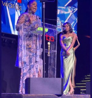 Saniyya Sidney Instagram - Incredible night presenting to the remarkable @farmercarla at the @hollywoodbeautyawards. Love you Ms Carla! Congratulations!!!🏆💚👑