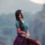 Sanjana Krishnamoorthy Instagram - 🦚 @vastara_thelabel @thatmadraskaran @noormakeup_mehndi Song: #veerarajaveera #ps2