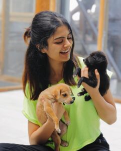 Sanjana Krishnamoorthy Instagram - @pawga_ spreading smiles and pawsitivity 🐾🤍 📷 @thatmadraskaran