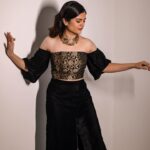 Sanjana Krishnamoorthy Instagram - 🎬 Team @thatmadraskaran @deekshitanikkam @priyanka_the_makeupartist Outfit @divyalakshanad Accessories @rajianand