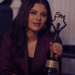 Sanjana Krishnamoorthy Instagram - @she_awards ✨ thank you for this honour. Much love to everyone who cast their votes 🫶🏻 . Styled by my favourite @deekshitanikkam MUAH @chisellemakeupandhair @chisellecrew Outfit @label_divyalakshanad Jewellery @heerbypriyanka Shot by @thatmadraskaran . #vadhandhi @wallwatcherfilms @pushkar.gayatri @andrewxvasanth @simonkking