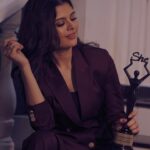 Sanjana Krishnamoorthy Instagram - @she_awards ✨ thank you for this honour. Much love to everyone who cast their votes 🫶🏻 . Styled by my favourite @deekshitanikkam MUAH @chisellemakeupandhair @chisellecrew Outfit @label_divyalakshanad Jewellery @heerbypriyanka Shot by @thatmadraskaran . #vadhandhi @wallwatcherfilms @pushkar.gayatri @andrewxvasanth @simonkking