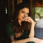 Sanjana Krishnamoorthy Instagram - 🌱 Wearing @swarnasaris Captured by my favourite @thatmadraskaran Hair by @priyanka_the_makeupartist