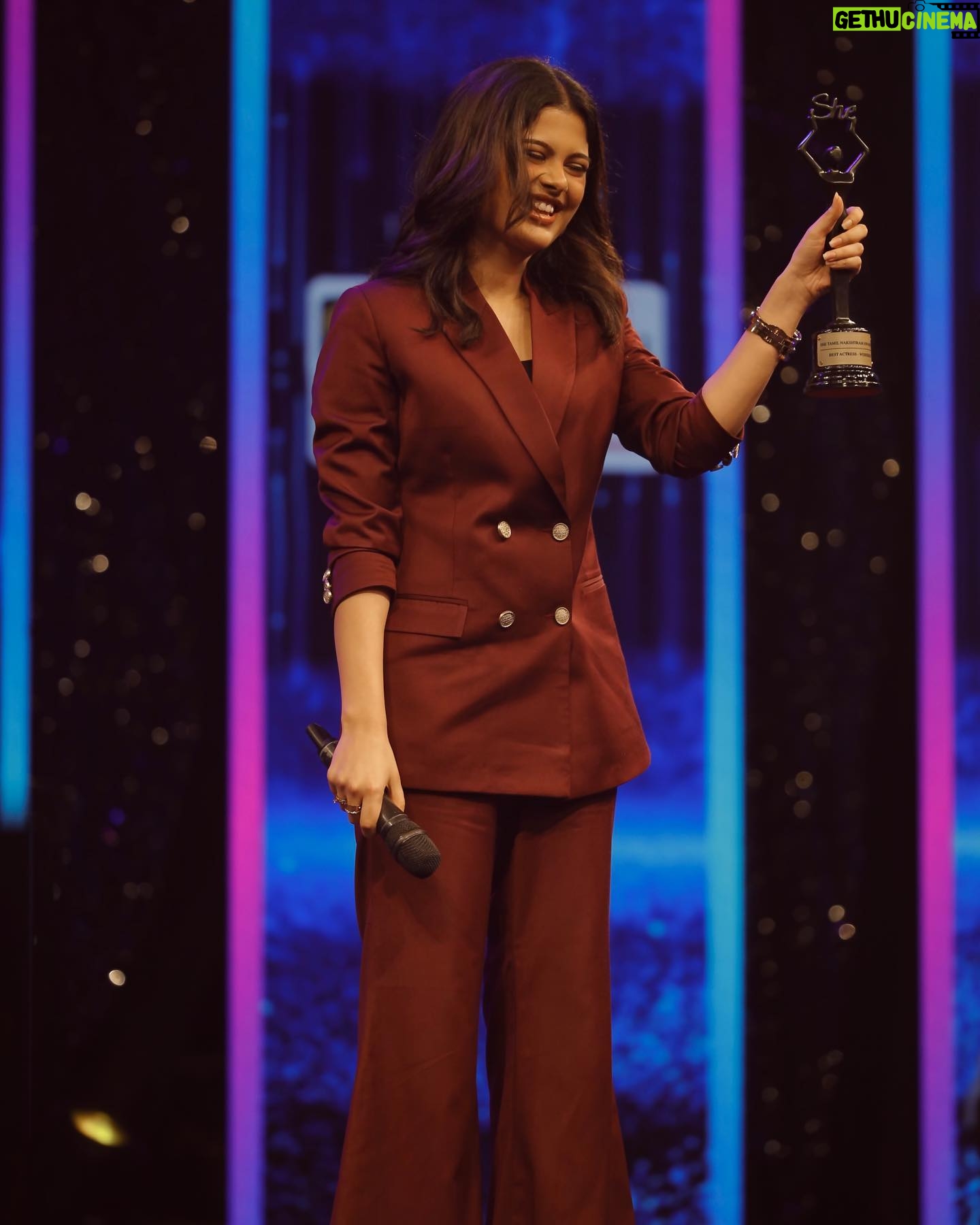 Sanjana Krishnamoorthy Instagram - @she_awards ✨ thank you for this honour. Much love to everyone who cast their votes 🫶🏻 . Styled by my favourite @deekshitanikkam MUAH @chisellemakeupandhair @chisellecrew Outfit @label_divyalakshanad Jewellery @heerbypriyanka Shot by @thatmadraskaran . #vadhandhi @wallwatcherfilms @pushkar.gayatri @andrewxvasanth @simonkking