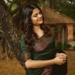 Sanjana Krishnamoorthy Instagram - 🌱 Wearing @swarnasaris Captured by my favourite @thatmadraskaran Hair by @priyanka_the_makeupartist