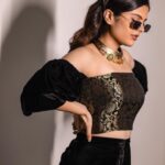 Sanjana Krishnamoorthy Instagram - 🎬 Team @thatmadraskaran @deekshitanikkam @priyanka_the_makeupartist Outfit @divyalakshanad Accessories @rajianand