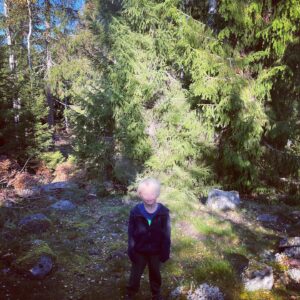 Sanna Lundell Instagram - Få ut gullisarna i skogen. Mitt bästa mammahack. Förövrigt bästa, billigaste, härligaste lifehacket rent generellt. Krama ett träd. Andas in mossdoften. Klättra upp för ett berg. Lägg dig på marken och låt solen strila ner genom granarnas armar. Samt: köp ett underställ och strumpor  i ull av kvalitet och ditt liv vips blir kompatibelt med oktober-april. Promise. We ❤️ skogen.