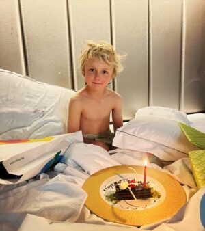 Sanna Lundell Instagram - 6 år !!!❤️Min skatt. Hjärtats ljus. Livets liv. Hur kan tiden rusa så? Du föddes ju nyss. Dagarna med dig är så mjuka och ljusa. Oändligt tacksam över att just du kom till oss. ❤️