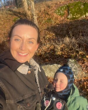 Sanna Lundell Instagram - Vi har fått sol på oss i november hör och häpna. Inget är väl så välkommet som det? Hade tänkt skriva nåt pk om att jag ägnat mig mer åt det verkliga livet än skärmar o instagram på senaste men känner att det är lite som att spotta er alla som följer mig i ansiktet. Förnumstiga influerare som skryter om instagrampauser och skärmfri tid samtidigt som de ju faktiskt livnär sig på sina konton proppade med både innehåll och reklam är…sjukt irriterande. Dubbla budskap. Hur gör ni för att hålla balansen? Skärm versus liv? Jag försöker följa devisen jobba/dum-njutscrolla 50/50 o max 4 timmar/dag tutti. Det går sådär😂❤️😘.