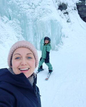 Sanna Lundell Instagram - Vi ses vid isfallet🩵💙🩵! Alltså @klappenski vi älskar dig! Nu sitter plogen o svängarna o vi har åkt alla tänkbara liftar inklusive gondol. Så himla fin liten skidort detta. Finns verkligen nåt för precis alla. Galet roliga snowparks, härliga lååååånga gröna backar hela vägen från toppen. Crazy svarta o finfina röda. Många knappliftar i varierande svårighetsgrad för kidsen. Inga köer. Så härliga dagar här❤️. Puss