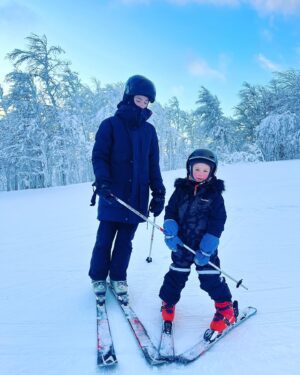 Sanna Lundell Instagram - Hur röda kinder kan ett barn ha🥶❤️?! -16 i @trillevallen men så jävla vackert o fridfullt att man smäller av! Bergtagna är vi. Åker ett par åk, in o värmer läpparna i varm choklad, åker några åk till och låter solens gnister blända oss. Skida och rida. Samma effekt i själen. Tystnad. Ett med jorden och marken. Surret o bruset upphör. Fjällbjörkarna viskar små psalmer i vinden. Tänker att jag delar några tips i stories under dagen. För er som frågar om hur man tar sig hit o var man ska bo o om man kan hyra skidor på plats etc❤️