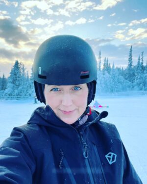 Sanna Lundell Instagram - Hjälmen är på! Yes, det är en ful sak, men 2024 ska jag vara rädd om mig. Take me for a ride, jag håller mig fan safe, ok! Jag ska njuta av dig livet. Gråta, skratta, skida, rida, vandra, vråla, läka. Så är det. Ska vara så mycket mer i Jämtland. Älskar dig du mödernes land. Så tacksam över min kraftplats på jorden. Ester, Inger, Barbro - ni är med oss hela vägen❤️.