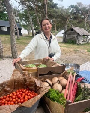 Sanna Lundell Instagram - Nämen sluuuta! Vi kan meddela att vi tänker stanna på @surflogiet_gotland 4-ever. Sover som en prinsessa, skrattar 24/7, umgås o samkvämar med 26 fantastiska kvinnor, lyssnare, följare❤️Summer Boost Camp är igång och vi tänker göra plats för den bästa sommaren. Lämna råttans år och leva i läkning, tillförsikt och sinnesro❤️Med oss på vägen har vi @didriksons som håller oss varma, torra och fina❤️ ÄLSKAR #12aventyr med dig @annsoderlund och att du @sofialilyedgren är med o yogar o lägger tarot❤️