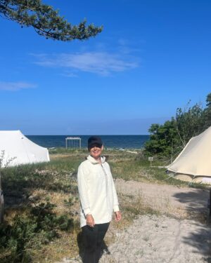 Sanna Lundell Instagram - Nämen sluuuta! Vi kan meddela att vi tänker stanna på @surflogiet_gotland 4-ever. Sover som en prinsessa, skrattar 24/7, umgås o samkvämar med 26 fantastiska kvinnor, lyssnare, följare❤️Summer Boost Camp är igång och vi tänker göra plats för den bästa sommaren. Lämna råttans år och leva i läkning, tillförsikt och sinnesro❤️Med oss på vägen har vi @didriksons som håller oss varma, torra och fina❤️ ÄLSKAR #12aventyr med dig @annsoderlund och att du @sofialilyedgren är med o yogar o lägger tarot❤️