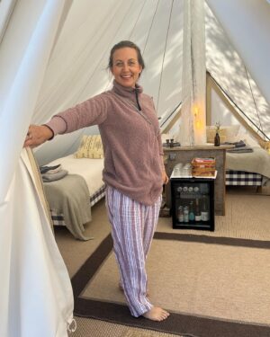 Sanna Lundell Instagram - Nämen sluuuta! Vi kan meddela att vi tänker stanna på @surflogiet_gotland 4-ever. Sover som en prinsessa, skrattar 24/7, umgås o samkvämar med 26 fantastiska kvinnor, lyssnare, följare❤️Summer Boost Camp är igång och vi tänker göra plats för den bästa sommaren. Lämna råttans år och leva i läkning, tillförsikt och sinnesro❤️Med oss på vägen har vi @didriksons som håller oss varma, torra och fina❤️ ÄLSKAR #12aventyr med dig @annsoderlund och att du @sofialilyedgren är med o yogar o lägger tarot❤️