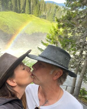 Sanna Lundell Instagram - Love of my life. Sexy Sixty i dag❤️Kolla va många det blev av oss. Kolla vad mycket kärlek du rymmer❤️❤️❤️❤️. Memento mori, men också memento vivere❤️