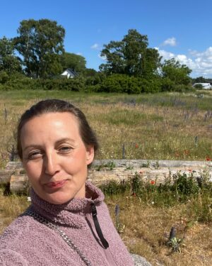 Sanna Lundell Instagram - Nämen sluuuta! Vi kan meddela att vi tänker stanna på @surflogiet_gotland 4-ever. Sover som en prinsessa, skrattar 24/7, umgås o samkvämar med 26 fantastiska kvinnor, lyssnare, följare❤️Summer Boost Camp är igång och vi tänker göra plats för den bästa sommaren. Lämna råttans år och leva i läkning, tillförsikt och sinnesro❤️Med oss på vägen har vi @didriksons som håller oss varma, torra och fina❤️ ÄLSKAR #12aventyr med dig @annsoderlund och att du @sofialilyedgren är med o yogar o lägger tarot❤️