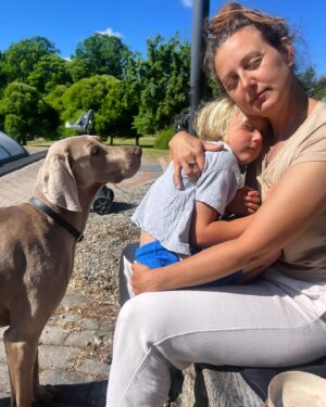 Sanna Lundell Instagram - Mammor och barn. Jag sa ”ta en bild när jag gör det bästa jag vet”. Vill pränta in alla barnkramar i själens minne. För alltid. ❤️