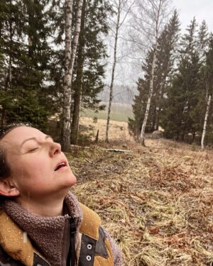 Sanna Lundell Instagram - Det är ju mars! Vad förväntade vi oss? Hagel på näsan, men marssol bakom molnen ändå… 25000 steg i skog, först med vovvar sen med unghäst. Ormvråk och lärka. Tranor o rådjur. Hängen på hasseln. ❤️