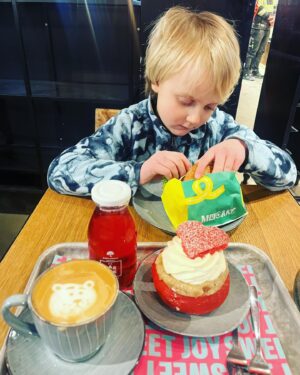 Sanna Lundell Instagram - Med mitt hjärtas hjärta på Alla ❤️-dags lunch.❤️. I dag börjar fastan. Jag tänker inte avstå något. Tänker älska desto mer. Och lyssna på bibeln innan jag somnar. Fördjupa kärleksbudskapet och barmhärtigheten med allt som lever. I synnerhet med de som lider. Ber för eldupphör i Gaza. Det krossar mig så hårt mentalt att vi inte längre är ett land som står upp för åtminstone barnens rätt till frid, trygghet, liv. Att fredsorganisationer inte längre tilldelas statligt stöd. Att vi har torkat ihop helt som kollektiv rättvisekraft. För just rättvisepatoset är det enda jag känt mig stolt över som svenne. Puss på er alla älsklingar därute, i synnerhet på er nydumpade, sorgsna, övergivna, ensamma.