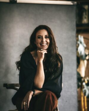 Sanna Lundell Instagram - Den 21/11 kommer jag till Kristianstads Teater med föreläsningen Djävulsdansen - bli fri från medberoende. Om att hitta ut ur den förtvivlade labyrinten av skam, okunskap, hopplöshet, fördomar och sorg. Om att återta makten över sitt liv med kärlek, hopp och kraft. Ni är så VÄLKOMNA! Med koden SannaVIP får ni mina kära följare köpa biljetter till rabatterat pris: 250 kr!!!! Länk i min bio⤴️⤴️⤴️