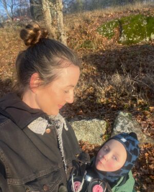 Sanna Lundell Instagram - Vi har fått sol på oss i november hör och häpna. Inget är väl så välkommet som det? Hade tänkt skriva nåt pk om att jag ägnat mig mer åt det verkliga livet än skärmar o instagram på senaste men känner att det är lite som att spotta er alla som följer mig i ansiktet. Förnumstiga influerare som skryter om instagrampauser och skärmfri tid samtidigt som de ju faktiskt livnär sig på sina konton proppade med både innehåll och reklam är…sjukt irriterande. Dubbla budskap. Hur gör ni för att hålla balansen? Skärm versus liv? Jag försöker följa devisen jobba/dum-njutscrolla 50/50 o max 4 timmar/dag tutti. Det går sådär😂❤️😘.