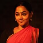 Santhy Balachandran Instagram - Veeram: “Aa samayathu Ravana…” * An incantation that prepares the actor to assume the role of Ravana, even as it reminds us that the actor and the character are separate entities. The Indian tradition of acting distinguishes between the individual, the actor and the character. This distinction allows one to be a kadhapatra — a vessel for the character. It empowers the individual as an actor, allowing one to maintain a healthy separation from the psyche of the character. To explore the sentiment of Veeram (Valour), Guruji taught us the choreography to an excerpt from Kailasodharanam. Here, the actor embodies the fierce and mighty demon king Ravana as he first appraises, then lifts, and finally tosses Mount Kailasa up into the skies. * ”At that time, Ravana…” @natanakairali ☀️ 📷: @manojparameswaran & Vanikki Tyagi #natanakairali #navarasasadhana #veeram